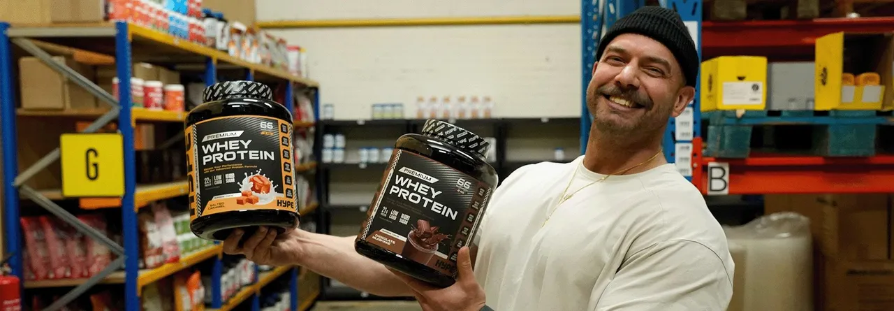 Jelle van Body & Shape Store laat whey protein zien